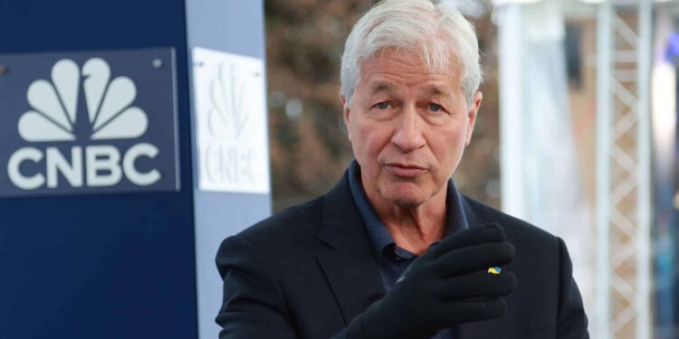 受訪被問「對比特幣看法？」Jamie Dimon 狂轟一堆還懟記者：別再聊它！