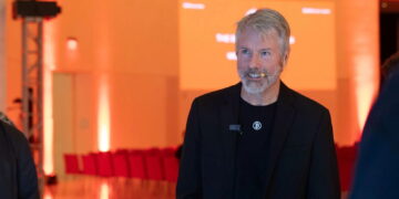 Strategy Q1 淨虧損 42 億美元！要再籌資 210 億美元 ALL IN 比特幣