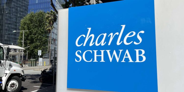 下一個重磅玩家登場！嘉信理財：「近期內」推出 BTC 、 ETH 現貨交易