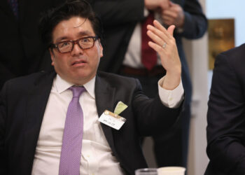 Tom Lee 不喊「25 萬美元」了！比特幣年底創高從「篤定」變「有機會」