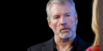 比特幣大戶轉攻為守！Strategy 設立「14 億美元現金儲備」、大砍全年財測