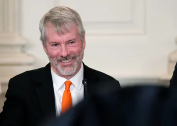 比特幣大戶轉攻為守！Strategy 設立「14 億美元現金儲備」、大砍全年財測