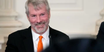 比特幣大戶轉攻為守！Strategy 設立「14 億美元現金儲備」、大砍全年財測