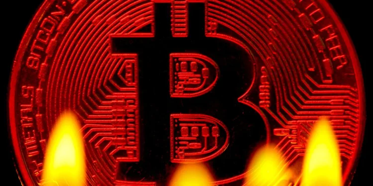 黑色星期五大屠殺!比特幣跌破 8.2 萬美元、分析師警告「恐下探 7 萬美元」