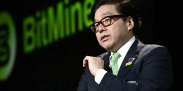 Tom Lee 向投資人喊話 ：別再糾結找「最低點」、現在就是「抄底時機」