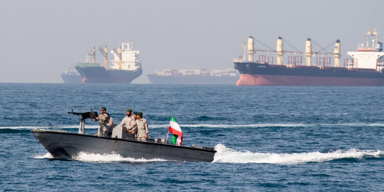 趁火打劫！荷姆茲海峽驚現「加密幣過路費」騙局，已有船隻上當遭射擊