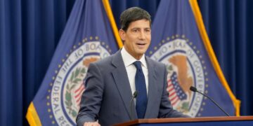 新任 Fed 主席華許首秀放鷹！降息步伐放緩，加密貨幣市場震盪走跌