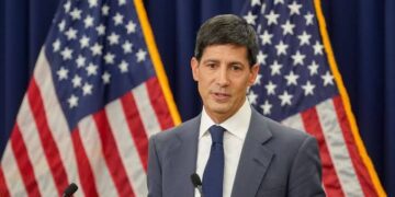 Fed 主席華許稱「通膨風險降溫」，比特幣收復 6 萬美元大關