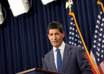 Fed 全票升息、估計年底還要加碼！比特幣穩守 7.6 萬，真正風險轉向 12 月