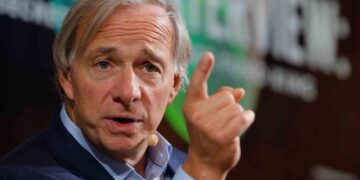 美國債務危機倒數 3 年？達里歐再示警「經濟心臟病」：國債衝破 40 兆美元、美債殖利率飆 24 年高
